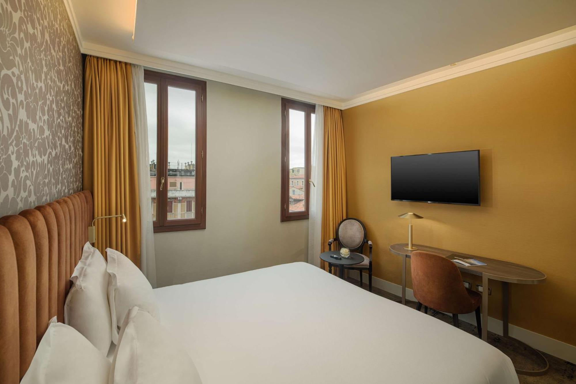 Nh Santa Lucia Hotel