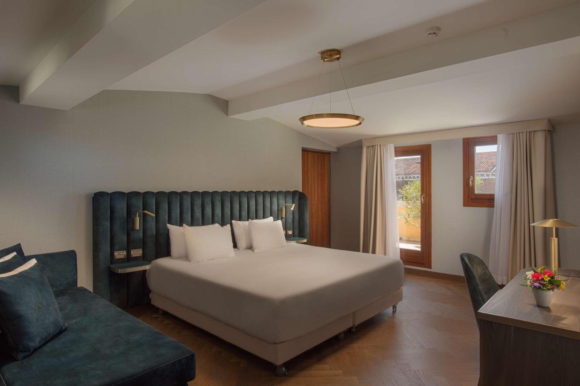 Nh Santa Lucia Hotel 4*