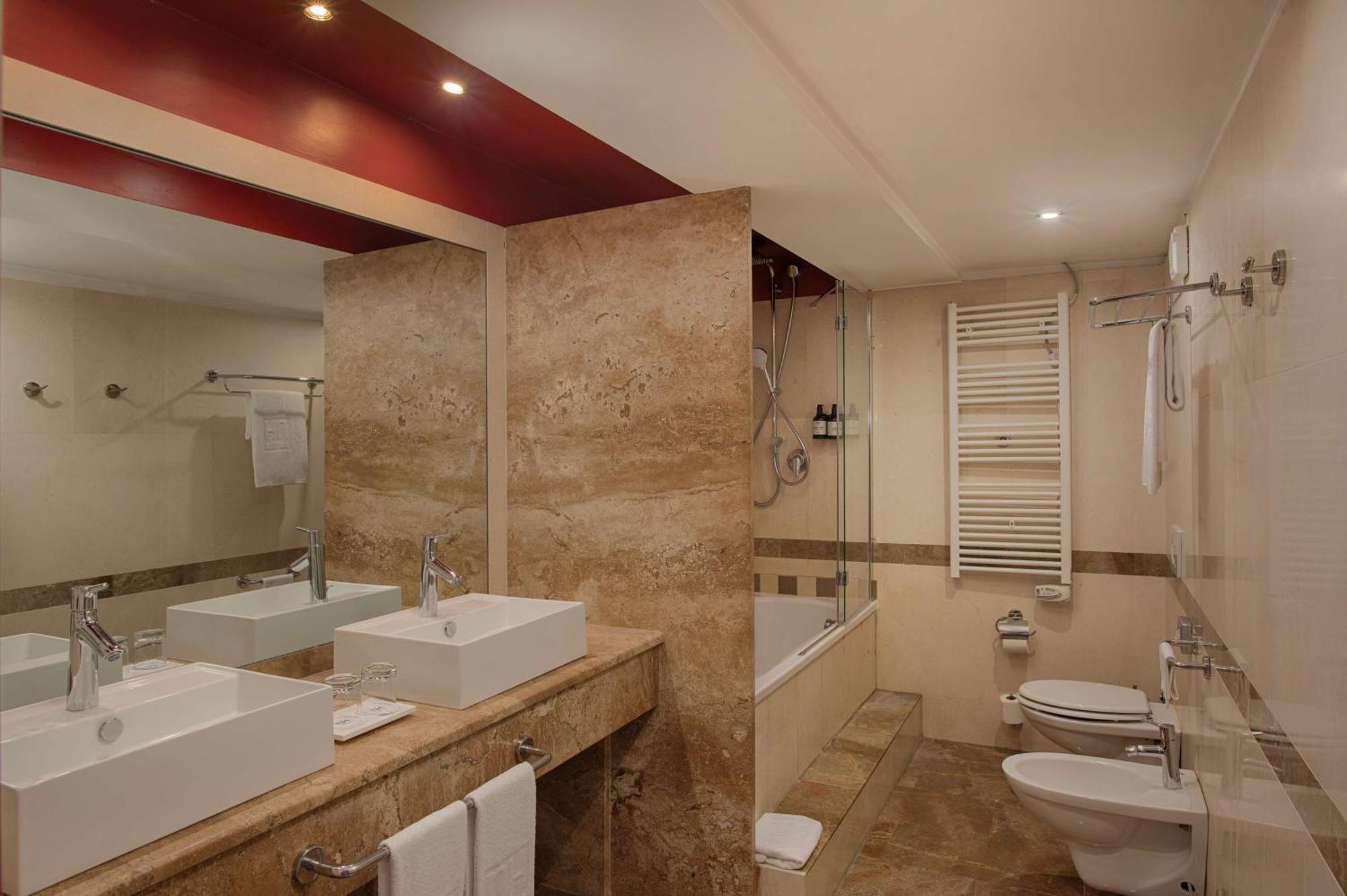 Nh Santa Lucia 4*