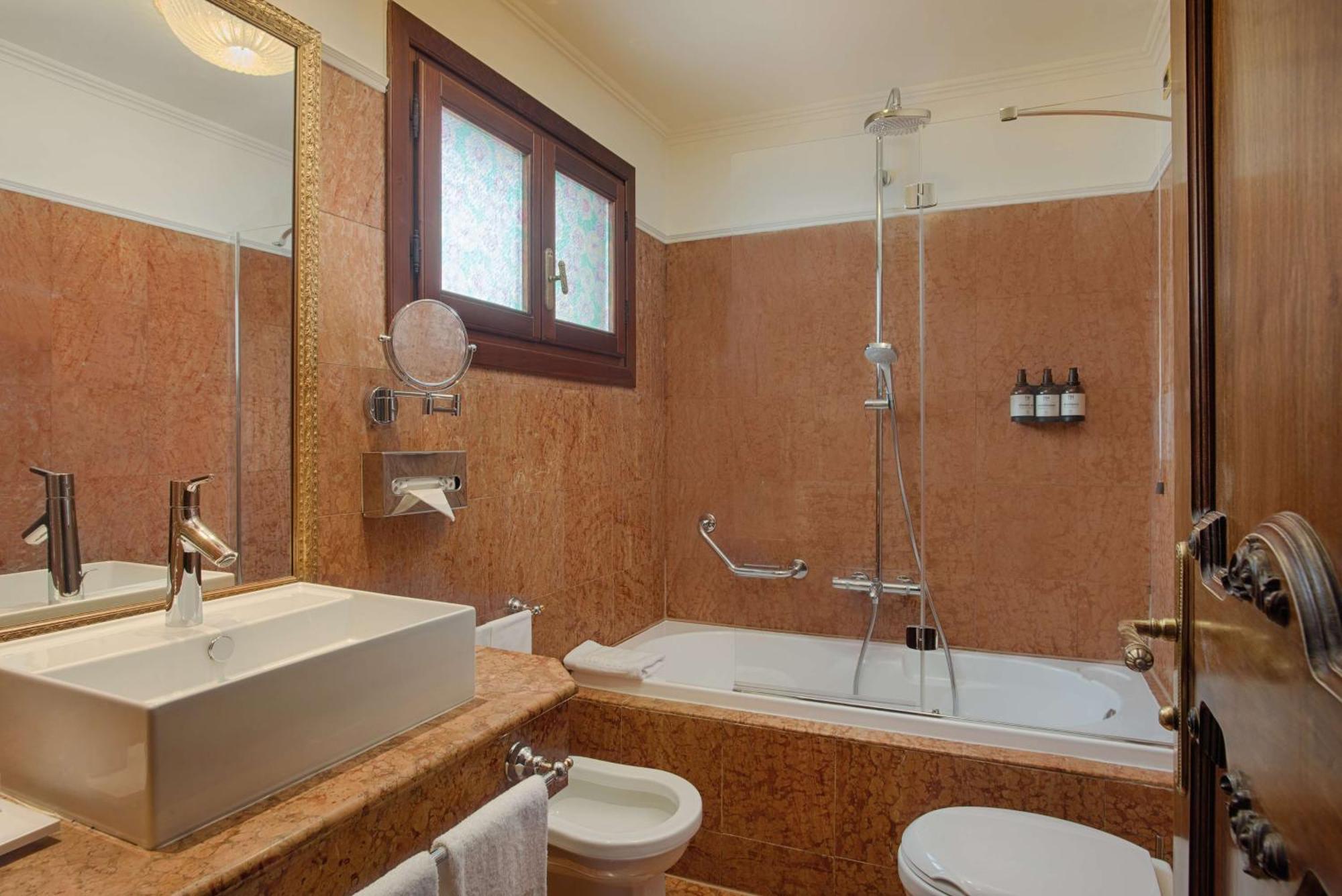 Nh Santa Lucia Hotel 4*