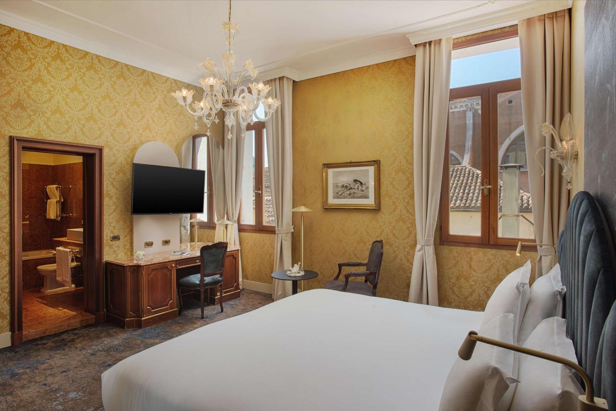 Nh Santa Lucia Hotel